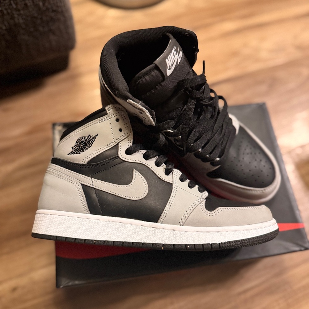Air Jordan 1 Retro High OG
Black/smoke grey-white